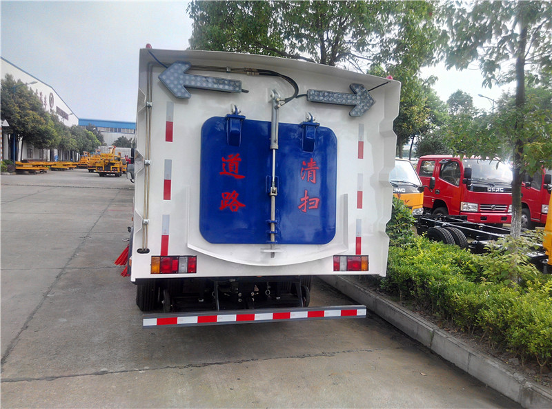 江铃顺达扫路车