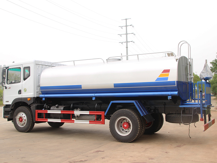15吨 东风D9洒水车